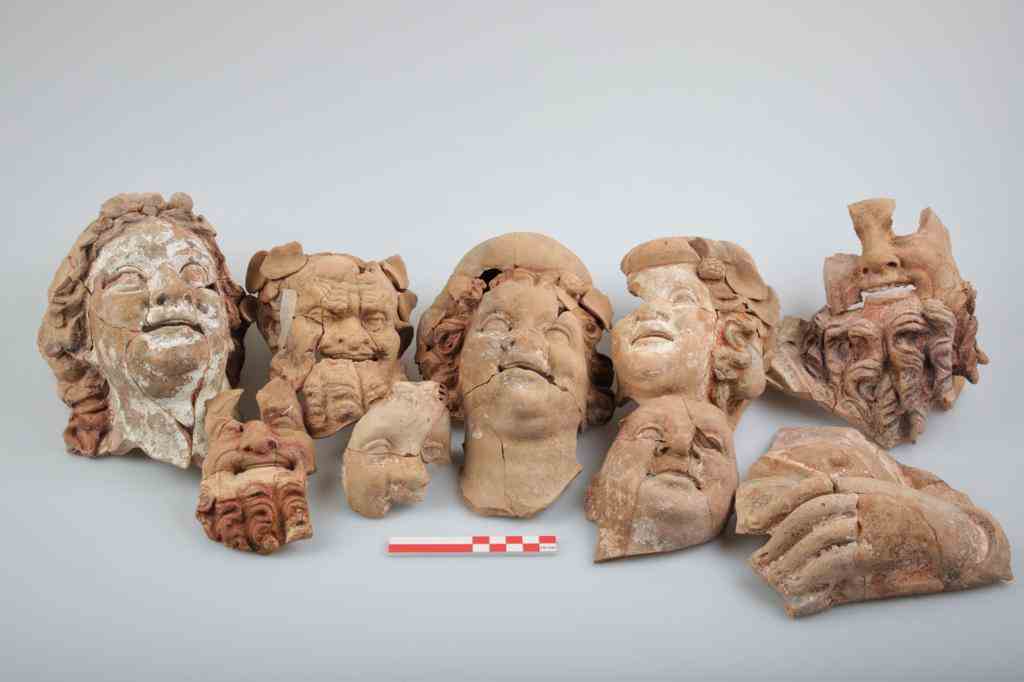 Ordu Kurul Kalesi’nde 2 bin 100 yıllık olduğu tahmin edilen büst ve masklar bulundu.